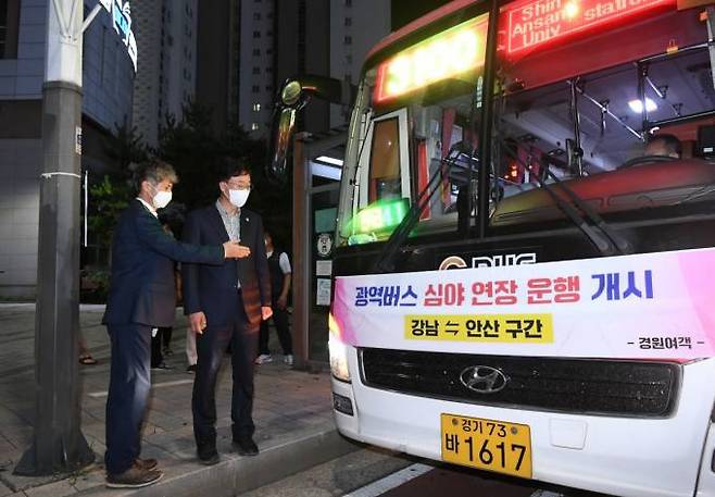 이민근 안산시장이 지난 12일 광역버스 심야연장운행에 앞서 안전점검을 하고 있다.