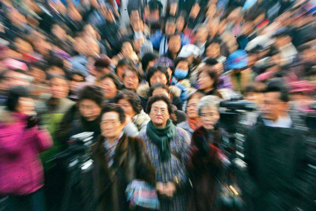 선거 후보자의 연설을 듣고 있는 유권자들. 데이비드 반드루넨의 ‘기독교 정치학’은 성경적 정치관의 핵심을 담고 있다.  국민일보DB