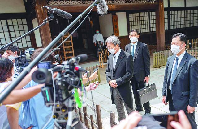 아키바 겐야(가운데) 일본 부흥상이 15일 오전 도쿄에 있는 야스쿠니 신사를 참배한 뒤 취재진의 질문에 답하고 있다. 한국의 광복절이자 일본의 태평양전쟁 패전일인 이날 기시다 후미오 일본 총리는 야스쿠니 신사에 공물을 봉납했으며 일본 유력 정치인은 줄줄이 신사참배를 강행했다. 교도연합뉴스