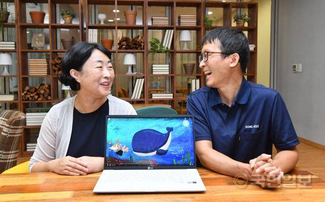 최재현(오른쪽) 선교사와 신혜영 선교사 부부가 16일 서울 반포교회에서 러시아어 '하이 바이블'을 소개하면서 환하게 웃고 있다. 신석현 포토그래퍼