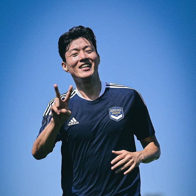 황의조는 9개 구단으로부터 입단을 제의받아 선택의 갈림길 앞에 놓여있다. 프랑스프로축구 2부리그로 강등된 현 소속팀엔 남을 이유가 없다. 사진=지롱댕 드 보르도 공식 SNS