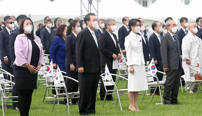 [서울=뉴시스] 홍효식 기자 = 윤석열 대통령과 부인 김건희 여사가 15일 서울 용산 대통령실 잔디마당에서 열린 제77주년 광복절 경축식에서 애국가를 제창하고 있다. 2022.08.15.