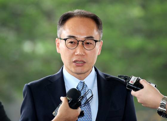 (서울=뉴스1) 박지혜 기자 = 이원석 대검찰청 차장검사가 23일 오전 서울 서초구 대검찰청으로 출근하며 취재진의 질문에 답하고 있다. 2022.6.23/뉴스1