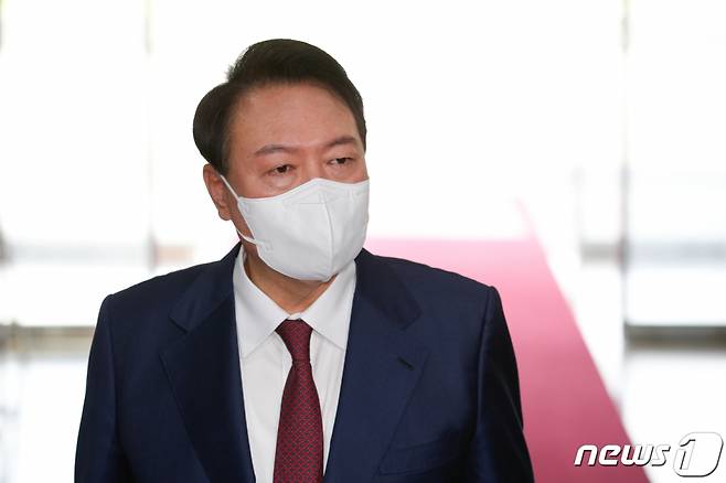 (서울=뉴스1) 안은나 기자 = 윤석열 대통령이 취임 100일을 하루 앞둔 16일 오전 용산 대통령실로 출근하고 있다. 2022.8.16/뉴스1  Copyright (C) 뉴스1. All rights reserved. 무단 전재 및 재배포 금지.