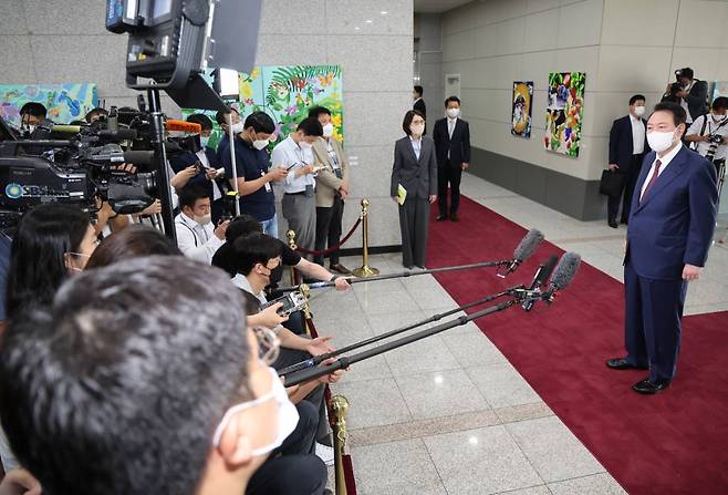 [서울=뉴시스] 홍효식 기자 = 윤석열 대통령이 16일 서울 용산 대통령실 청사로 출근하며 취재진 질문에 답하고 있다. (대통령실통신사진기자단) 2022.08.16.