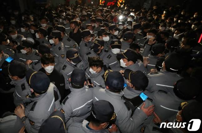 경찰이 지난 3월 10일 인천시 부평구 삼산체육관에서유튜브 채널 '가로세로 연구소(가세연)' 와 일부 인천 시민들이 이동을 못하도록 막은 투표함을 이동시키기 위해 시민과 몸싸움을 벌이고 있다. /사진=뉴스1