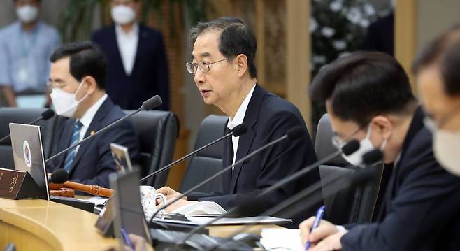 [세종=뉴시스] 강종민 기자 = 한덕수 국무총리가 16일 오전 세종시 정부세종청사에서 열린 세종-서울 영상 국무회의에서 모두발언을 하고 있다. 2022.08.16.