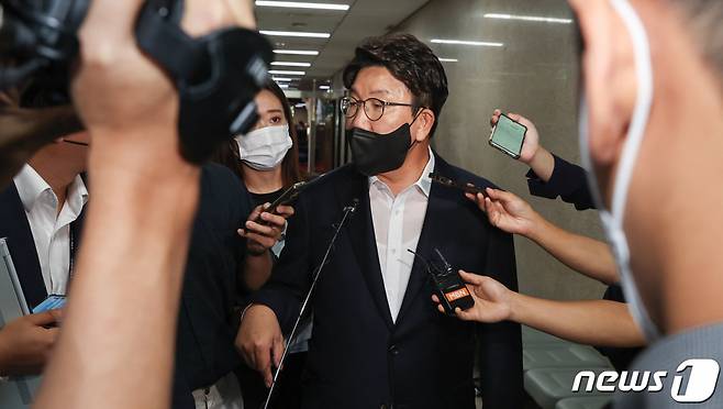 권성동 국민의힘 원내대표가 16일 오후 서울 여의도 국회에서 열린 의원총회를 마친 후 취재진 질문에 답변하고 있다. (공동취재) 2022.8.16/뉴스1  Copyright (C) 뉴스1. All rights reserved. 무단 전재 및 재배포 금지.