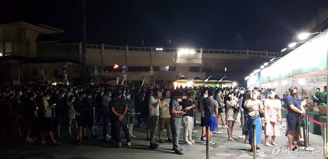 13일 오후 8시48분 전주가맥축제에 입장하기 위해 줄을 선 방문객들/사진= 박미주 기자