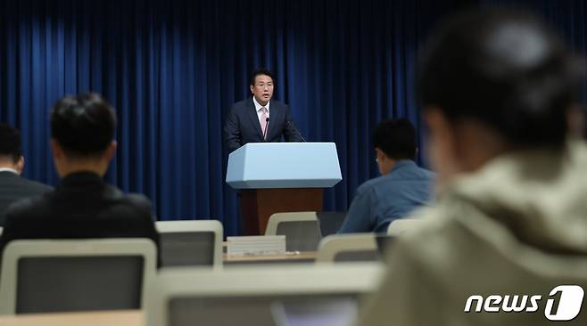 (서울=뉴스1) 안은나 기자 = 김태효 국가안보실 1차장이 15일 오후 용산 대통령실 브리핑룸에서 윤석열 대통령의 제77주년 광복절 경축사 내용 중 대북 정책에 대해 설명하고 있다. 2022.8.15/뉴스1  Copyright (C) 뉴스1. All rights reserved. 무단 전재 및 재배포 금지.