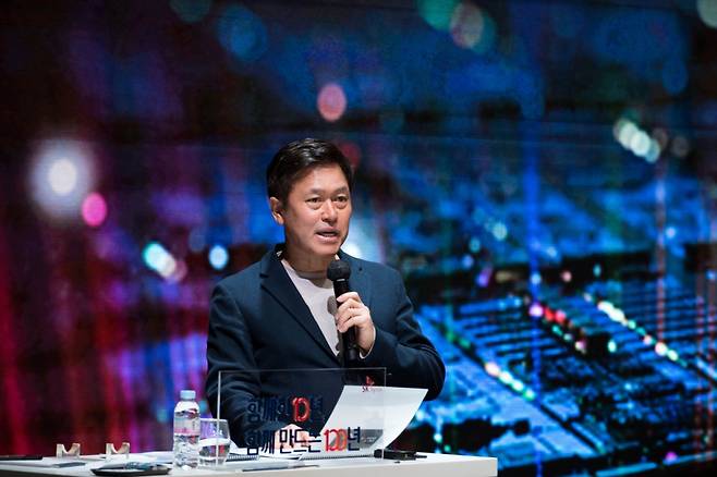 박정호 SK하이닉스 대표이사 부회장이 31일 경기도 이천 본사에서 열린 SK하이닉스 출범 10주년 행사에서 회사의 미래 성장 방향을 설명하고 있다. / 사진 = SK하이닉스 제공