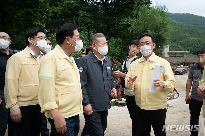 이충우 여주시장이 수해피해지역인 산북면을 방문한 이상민 행정안정부장관에서 피해상황을 설명하고 있다.( 사진제공=여주시)