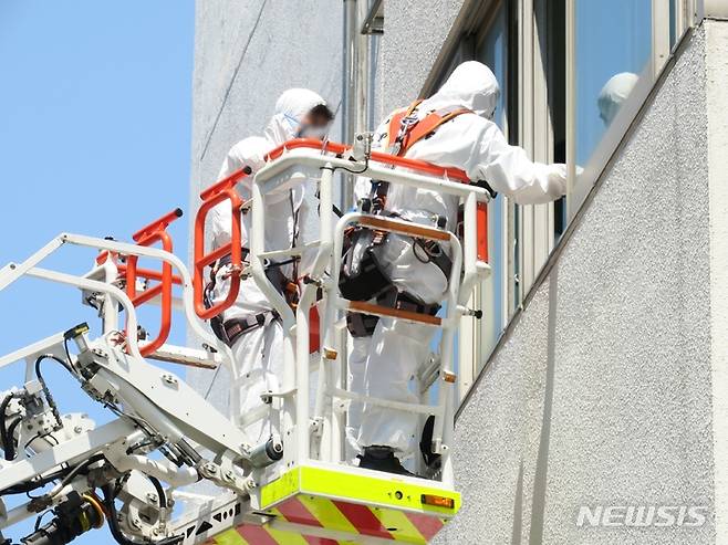 [인천=뉴시스] 김동영 기자 = 15일 오전 인천 미추홀구 인하대학교에서 과학수사대 관계자들이 20대 여대생이 숨진 사건과 관련 현장 감식을 하고 있다.  2022.07.15. dy0121@newsis.com
