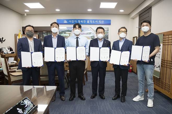 [익산=뉴시스] 강명수 기자 =전북 익산시는 홀로그램콘텐츠서비스센터, XR소재·부품·장비개발지원센터, ㈜스완전자, 오말, ㈜자비스, ㈜텐스퀘어와 홀로그램 기업 투자협약을 맺었다고 16일 밝혔다. (사진 =익산시 제공) 2022.08.16. photo@newsis.com *재판매 및 DB 금지