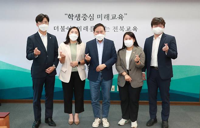 [전주=뉴시스] 서거석 전북교육감이 16일 전주시의회 2030 초선의원들과 간담회를 갖고 각 지역구의 교육현안에 대해 듣고, 앞으로 전북교육발전을 위해 힘써줄 것을 당부했다. 2022.08.16 *재판매 및 DB 금지