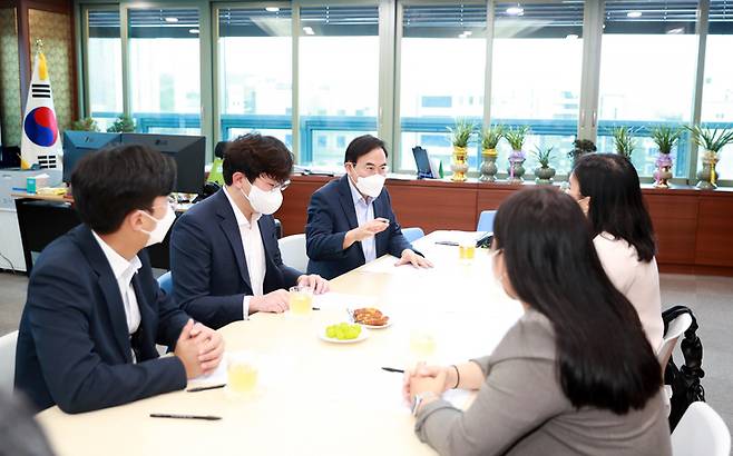 [전주=뉴시스] 서거석 전북교육감이 16일 전주시의회 2030 초선의원들과 간담회를 갖고 각 지역구의 교육현안에 대해 듣고, 앞으로 전북교육발전을 위해 힘써줄 것을 당부했다. 2022.08.16  *재판매 및 DB 금지