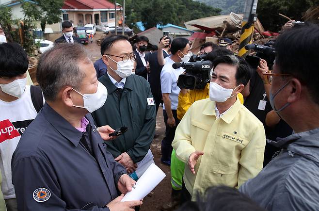 [홍성=뉴시스] 유효상 기자 = 김태흠 충남지사가 16일 호우피해를 입은 부여군을 방문한 이상민 행정안전부 장관을 만나 부여, 청양군에 대한 특별재난지역 선포를  건의하고 있다. (사진=충남도 제공) 2022.08.16 photo@newsis.com  *재판매 및 DB 금지