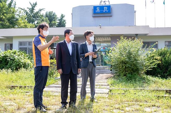 [증평=뉴시스] 강신욱 기자 = 16일 오후 충북 증평군 도안면 화성리 충북선 도안역을 방문한 이재영(가운데) 증평군수가 코레일 직원으로부터 현황 설명을 듣고 있다. (사진=증평군 제공) 2022.08.16. photo@newsis.com *재판매 및 DB 금지