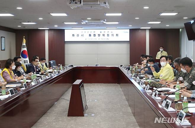 [화성=뉴시스] 정명근 화성시장이 시청 상황실에서 열린 ‘통합방위협의회’에서 인사말을 하고 있다. (사진 = 화성시 제공)