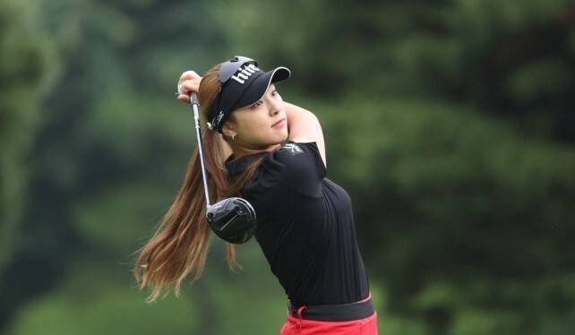 ‘오구 플레이’ 논란에 휩싸인 프로골퍼 윤이나. 연합뉴스