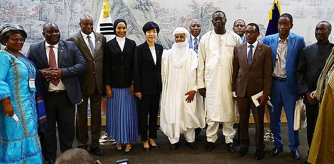 김영주 국회부의장(왼쪽 다섯 번째)이 16일 국회를 방문한 브리지 라피니 사헬-사하라 국가공동체(CEN-SAD) 사무총장(왼쪽 여섯 번째)을 비롯한 아프리카 대륙 국가의 국회부의장, 청년부 장관들과 간담회 후 기념 촬영을 하고 있다. 남제현 선임기자