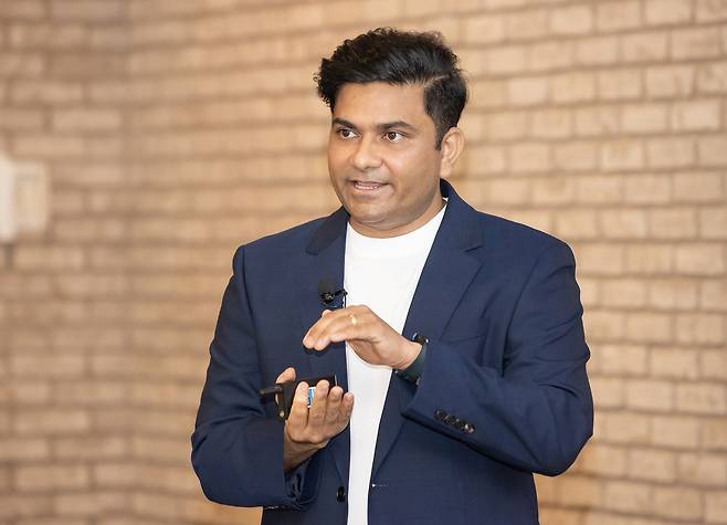 삼성전자 선행 CMF(Color·Material·Finish) 랩 소속 프런비르 프로가 11일(현지시간) 미국 뉴욕에서 미디어 라운드 테이블을 가지고 취재진에게 삼성전자의 ‘지구를 위한 갤럭시’ 정책을 설명하고 있다. 삼성전자 제공