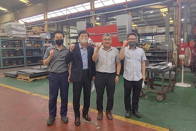 배창우 충남중기청장 등이 아산시에 있는 뿌리기술 전문기업을 방문해 애로사항 청취 등을 청취한 후 화이팅을 외치고 있다. 사진=충남중기청 제공