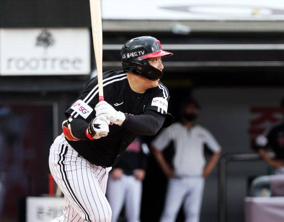 김현수 - 26일 수원KT위즈파크에서 열린 ‘2022 신한은행 SOL KBO리그’ KT 위즈와 LG 트윈스 경기에서 LG 김현수가 안타를 치고 있다. 　연합뉴스