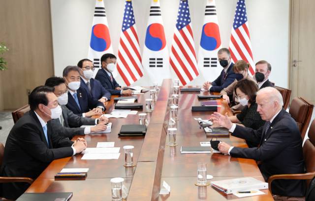윤석열 대통령과 조 바이든 미국 대통령이 지난 5월 21일 오후 서울 용산 대통령실 청사에서 확대 정상회담을 하고 있다. 이 자리에서 양측은 문재인 정부 시절 축소 및 폐지됐던 한미연합연습·훈련의 범위 및 규모를 확대하는 방안을 협의했다. /연합뉴스
