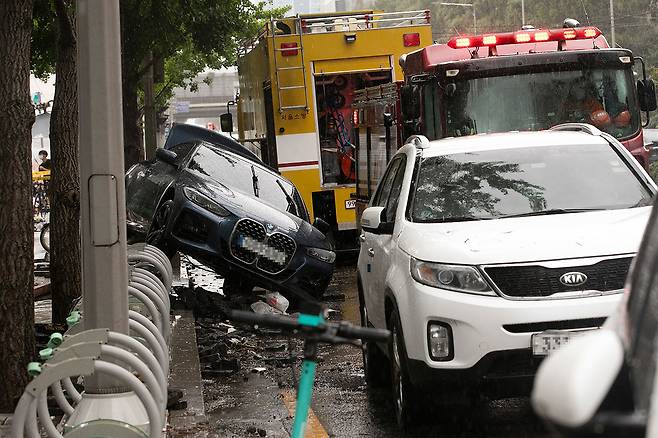 전날의 집중호우로 침수된 차량들이 서울 강남역 인근에 세워져 있다.ⓒ시사IN 이명익