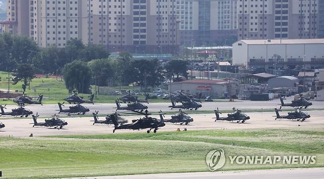 '을지프리덤실드' 사전 위기관리연습 시작 (평택=연합뉴스) 홍기원 기자 = '을지 자유의 방패'(UFS·을지프리덤실드) 연합연습의 사전 연습인 위기관리연습이 시작된 16일 오후 경기도 평택시 캠프 험프리스에서 아파치 헬기가 비행하고 있다.
    위기관리연습은 합동참모본부와 한미연합사령부 등이 국가안보에 중대한 영향을 미치는 위기 상황 발생을 가정해 전쟁으로 번지지 않게끔 관리하는 절차를 숙달하는 연습이다.
    위기관리연습 종료 후 22일부터는 UFS 본 연습 1부(닷새간)와 2부(나흘간)가 진행된다. 2022.8.16 xanadu@yna.co.kr