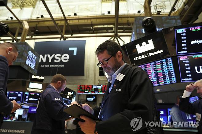 NYSE 입회장에 트레이더들의 모습