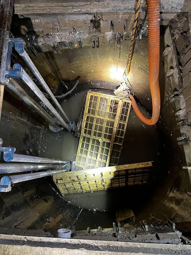 추락 사고가 발생한 집수정 [부천소방서 제공. 재판매 및 DB 금지]