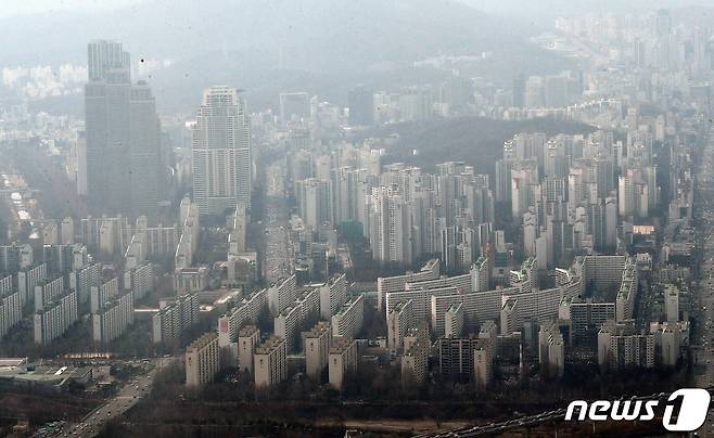 서울 송파구 롯데월드타워 서울스카이에서 바라본 강남구 아파트 단지. (자료사진) 2022.3.10/뉴스1 ⓒ News1 박세연 기자
