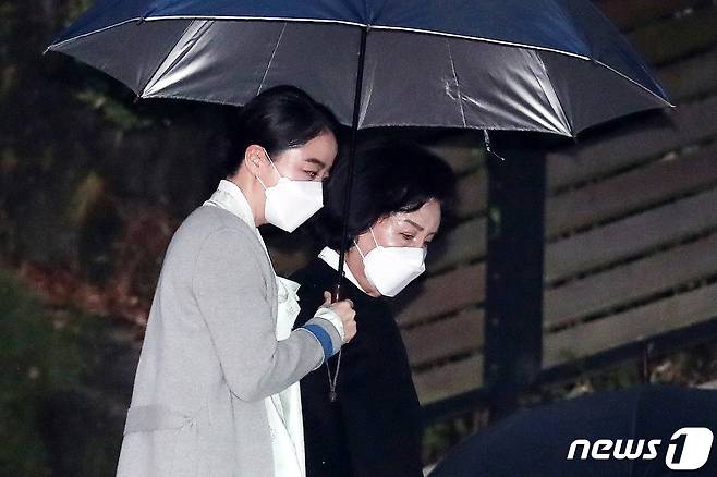 정대선 현대비에스앤씨 사장의 부인 노현정 전 아나운서와 어머니 이행자 씨가 20일 오후 고(故) 정주영 현대그룹 명예회장의 20주기 추모제사가 열린 서울 종로구 청운동 정 명예회장 옛 자택으로 들어서고 있다. 2021.3.20/뉴스1 ⓒ News1 박지혜 기자