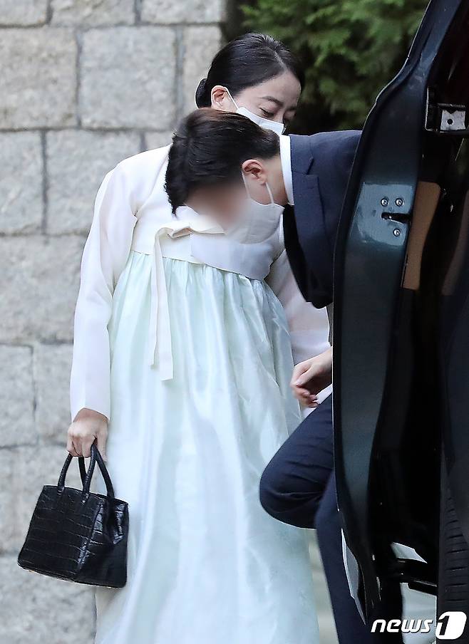 정대선 현대비에스앤씨 사장의 부인 노현정 전 아나운서와 아들이 16일 오후 고 변중석 여사 15주기 추모제사가 열린 서울 종로구 정주영 현대그룹 명예회장의 청운동 옛 자택으로 들어서고 있다. 2022.8.16/뉴스1 ⓒ News1 이동해 기자