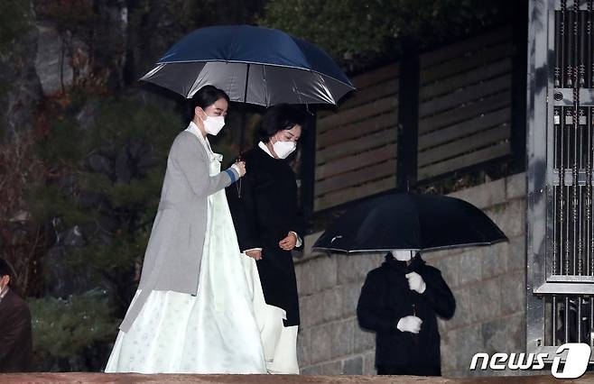 정대선 현대비에스앤씨 사장의 부인 노현정 전 아나운서와 어머니 이행자 씨가 20일 오후 고(故) 정주영 현대그룹 명예회장의 20주기 추모제사가 열린 서울 종로구 청운동 정 명예회장 옛 자택으로 들어서고 있다. 2021.3.20/뉴스1 ⓒ News1 박지혜 기자