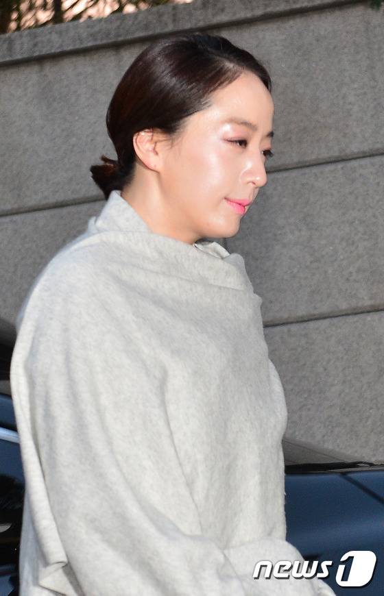 정대선 현대 비에스앤씨 사장의 부인인 노현정 전 아나운서가 20일 오후 고(故) 정주영 현대그룹 명예회장의 15주기 제사에 참석하기 위해 서울 용산구 한남동 정몽구 현대자동차그룹 명예회장 자택으로 들어서고 있다. 2016.3.20/뉴스1 ⓒ News1 구윤성 기자