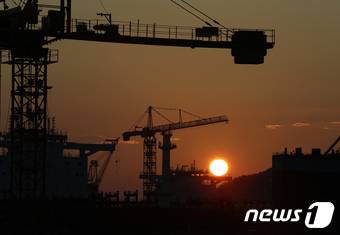 경남 거제시 대우조선해양 옥포조선소 위로 해가 떠오르는 모습. (뉴스1DB) ⓒ News1 신웅수 기자
