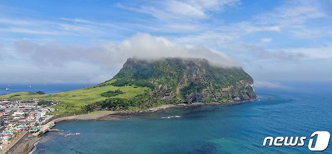 제주도의 세계지질공원 재인증 여부가 관심이다.  17일 제주 세계자연유산본부에 따르면 유네스코는 오는 9월13~16일 제주도 세계지질공원 재인증 현장심사를 진행한다. 사진은 제주 세계지질공원 대표명소 중 하나인 성산일출봉 전경. (제주시 제공) 2019.7.28/뉴스1 ⓒ News1 고동명 기자