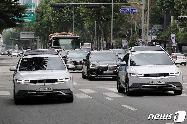 9일 오전 원희룡 국토교통부 장관과 오세훈 서울시장이 탑승한 현대자동차의 자율주행 전기차 로보라이드가 서울 강남구 테헤란로에서 시범운행을 하고 있다. 2022.6.9/뉴스1 ⓒ News1 박세연 기자