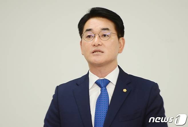 박용진 더불어민주당 당 대표 후보가 17일 광주시의회 시민소통실에서 기자회견을 열고 '당헌 80조' 개정 반대 등 민주당 현안에 대한 입장을 밝히고 있다.2022.8.17/뉴스1 ⓒ News1 박준배 기자