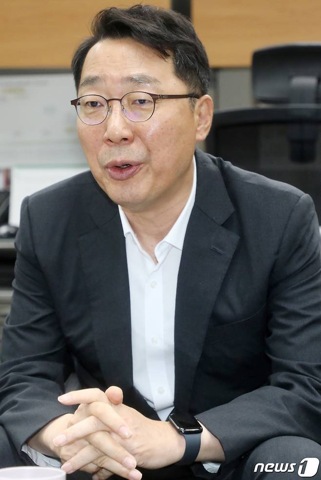 윤영찬 더불어민주당 최고위원 후보가 17일 전북 전주시 전북도의회 기자실에서 가진 간담회에서 취재진의 질문에 답하고 있다. 2022.8.17/뉴스1 ⓒ News1 유경석 기자