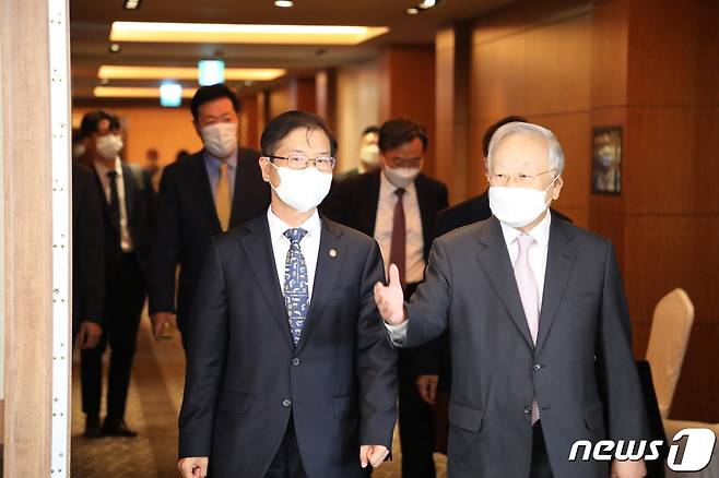 손경식 한국경영자총협회 회장(오른쪽)과 이정식 고용노동부 장관이 17일 서울 중구 롯데호텔에서 열린 주요 기업 인사담당책임자(CHO) 간담회에 참석하고 있다. (한국경영자총협회 제공) 2022.8.17/뉴스1