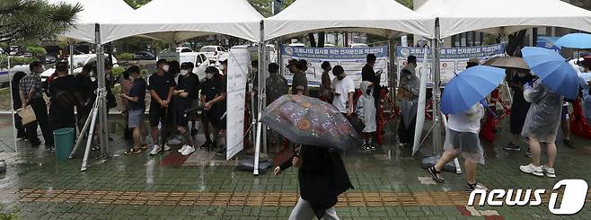 울산 남구보건소 선별진료소에서 시민들이 신종 코로나바이러스 감염증(코로나19) 검사를 받기 위해 줄지어 서 있다. 2022.7.18/뉴스1 ⓒ News1 윤일지 기자