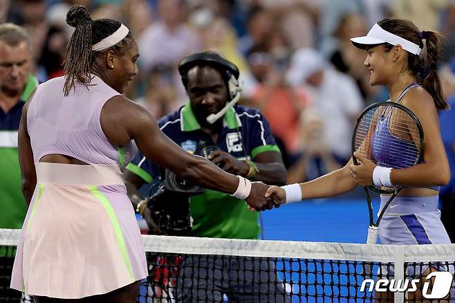 세리나 윌리엄스(왼쪽)와 에마 라두카누. ⓒ AFP=뉴스1