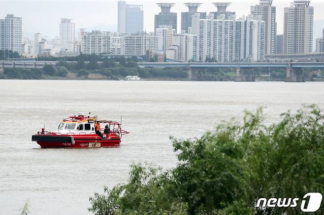 15일 오후 서울 강남구 압구정동 한강 둔치에서 20대 남성이 실종돼 소방대원들이 수색하고 있다. 2022.8.15/뉴스1 ⓒ News1 황기선 기자