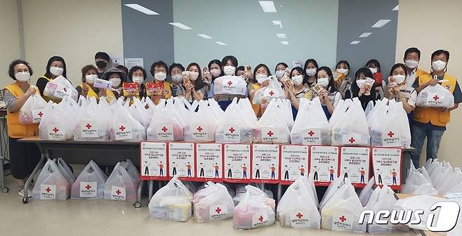 지역 소상공인과 노숙인에게 전달할 응원키트 (대전세종적십자 제공) /뉴스1