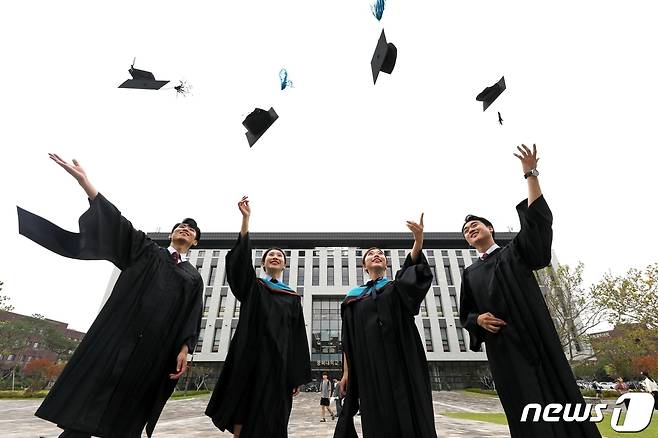 충북대학교는 18일 개신문화관에서 2021학년도 후기 학위수여식을 개최한다. 사진은 졸업식 자료사진.(충북대학교 제공)