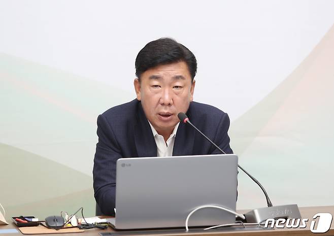 이범석 충북 청주시장이 지난 8일 주간업무보고에서 '주민과의 대화'를 통해 청취한 주민들의 건의사항을 신속히 처리하라는 지시를 내리고 있다.(사진은 기사 내용과 무관함) / 뉴스1 ⓒ News1